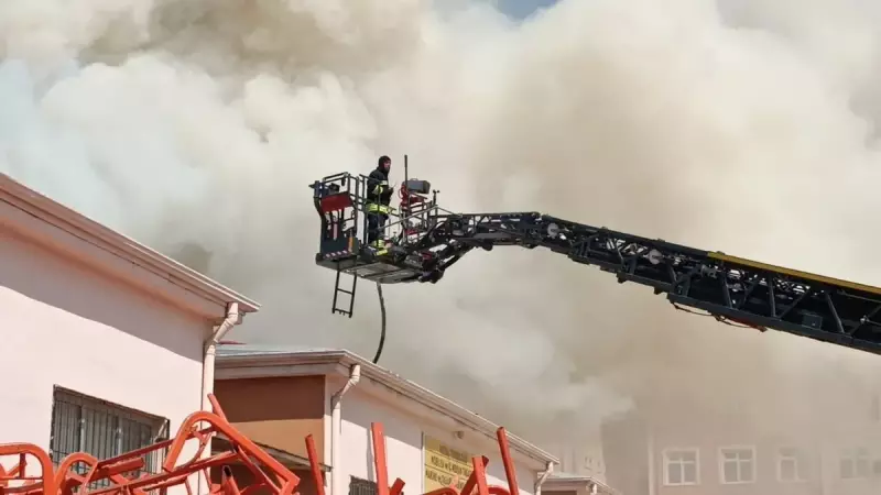 Meslek Lisesi'nde Korkutan Yangın: Mobilya Atölyesi Küle Döndü!