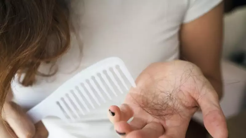 Saç Dökülmesine Çözüm: Kökleri Güçlendiren Doğal Formül!