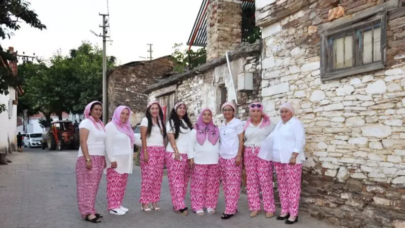 Salvarını Giyen Kadınlar Eğlenceye Doymadı: Renkli ve Neşeli Bir Gün!