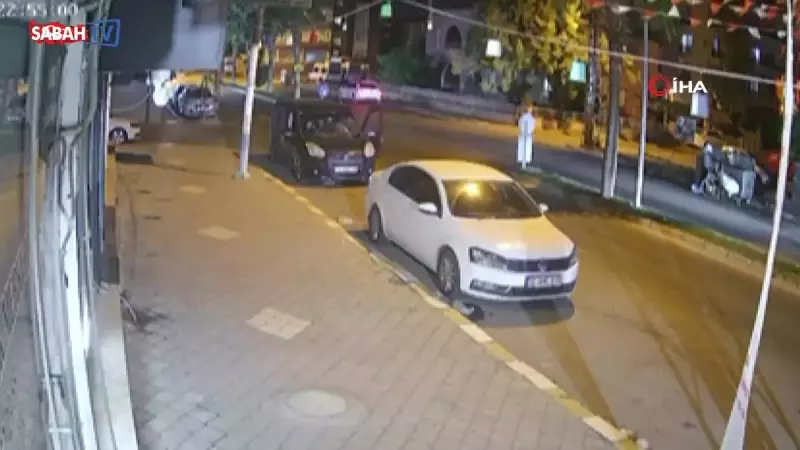 Saniyeler İçinde Ölümden Döndü! Araç Kapısını Açarken Yaşadığı Şok Anı Kameralara Yansıdı