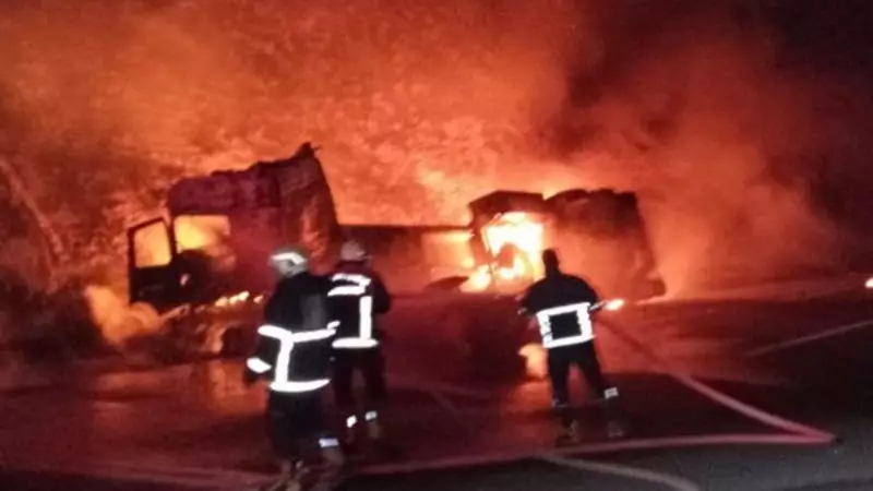 Şanlıurfa'da Akaryakıt Tankeri Feci Şekilde Devrildi: Alevler Yola Hakim Oldu!