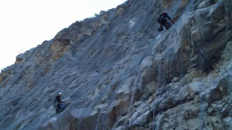Sarp Yamaclara Çelik Zırh: Heybetli Dağlar Artık Daha Güvenli!