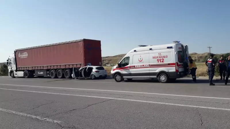 Sivas'ta Park Halindeki Otomobile TIR Çarptı: 1 Ölü, 5 Yaralı!