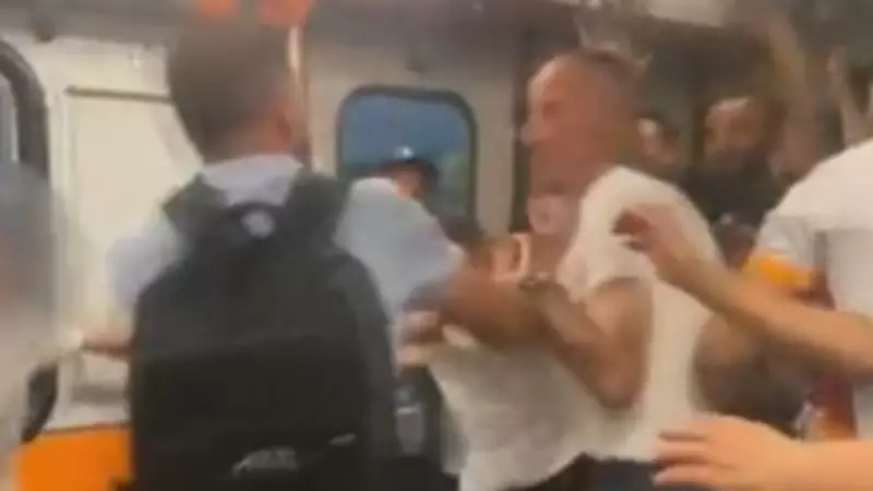 İstanbul Metrosu'nda Yaşanan Tansiyon Yükselten Olay: Yüksek Sesle Konuşan Çocuklara Uyarı Yapan Yolcu Darbedildi!