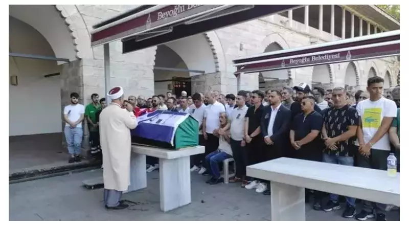 İstanbul'da Acı Kayıp: İETT Otobüsüne Çarpan Temizlik İşçisi Son Yolculuğuna Uğurlandı