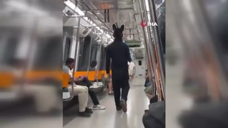 Tavşan Kostümüyle Metroda Tüfekle Gezen Şahıs: Görenler Donup Kaldı!