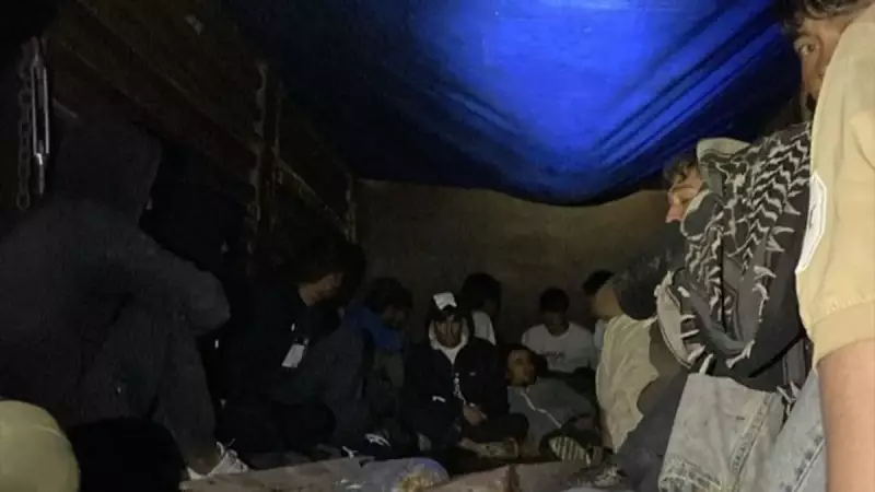 TIR'ın Dorsesinde 22 Kaçak Göçmen! Jandarma Büyük Operasyonla Yakaladı