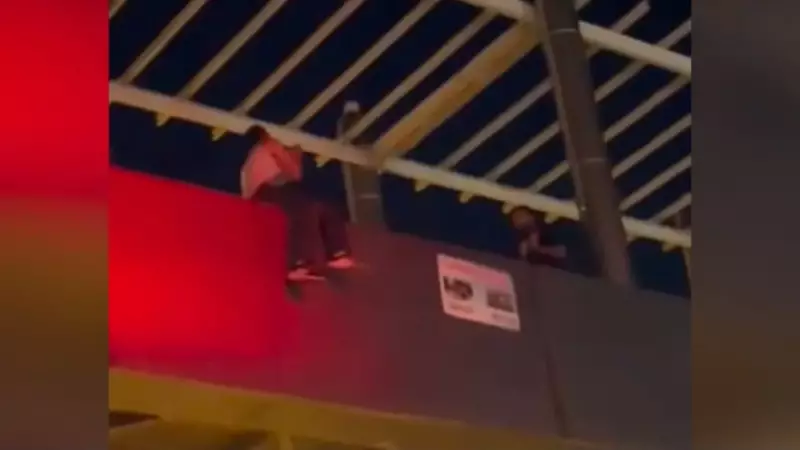 Üst Geçitten Atlamaya Çalışan Kişiye Yardım Ederken Polis Memuru Düştü!