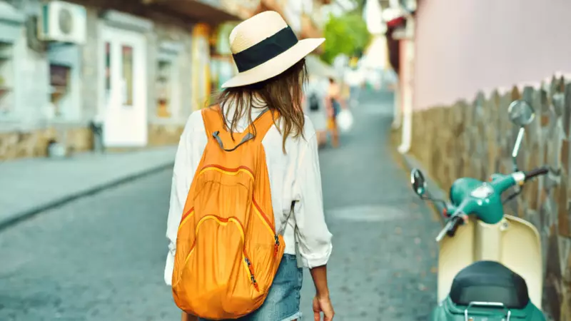 Yalnız Seyahat Tutkunlarına Özel: Güvenli ve Keyifli Bir Tatil İçin 10 Altın Kural