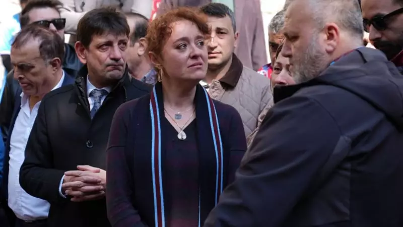 Yasemin Minguzzi'den Çarpıcı Oturma Eylemi: 'Adalet İçin Susmayacağız!'