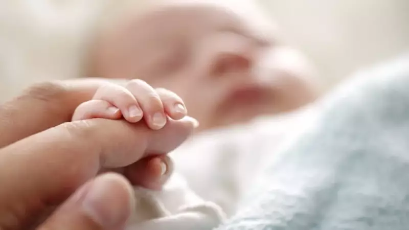 Yeni Doğan Bebeğin Tırnak Bakımı: İlk Kesim Ne Zaman Yapılmalı?