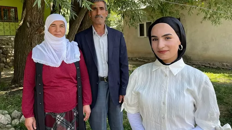 YKS Sonrası Baba-Kız Anı Gözleri Doldurdu: Çiçeklerle Karşılanan Cimen'den Mutluluk Haberi