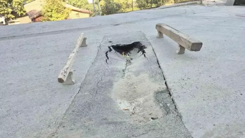 İzmir'de Asfalt Çöktü, Malzeme Yüklü Kamyonet Dev Çukura Gömüldü!