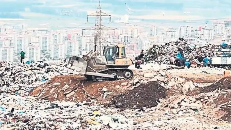 İzmir'de Çöp Dağları Büyüyor: Belediye Çözüm Bulamıyor!