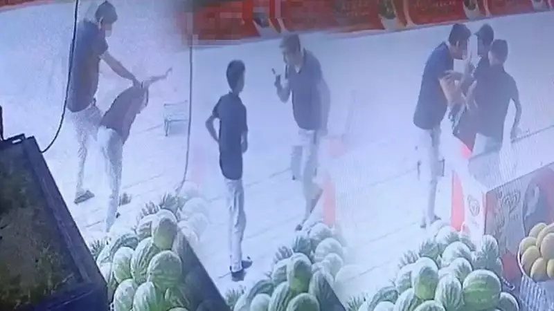 15 Yaşındaki Market Çırağına Marul Dayağı: 'Ürünü Beğenmedim' Diyerek Sokak Ortasında Darp Etti!