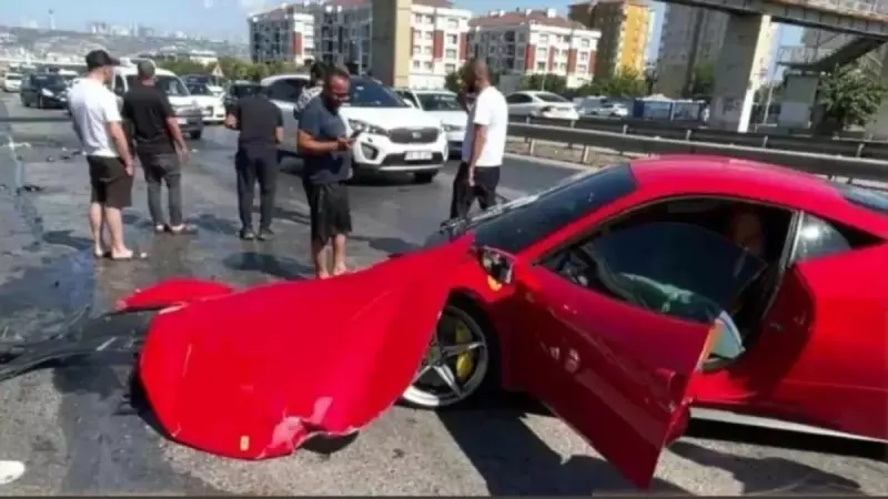 17 Milyonluk Ferrari Köprü Ayağına Çarpıp Parçalandı: Görenler Donup Kaldı!