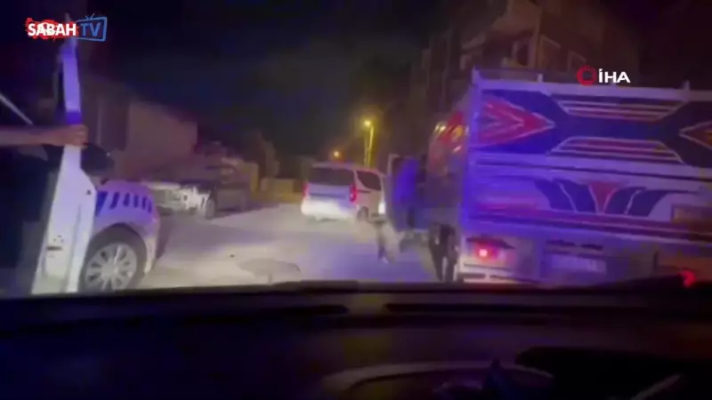 42 Göçmen, Kamyonet Kasasında File Altında Yakalandı! İnanılmaz Görüntüler