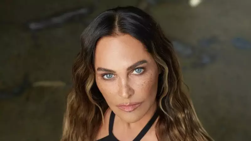 61 Yaşındaki Hülya Avşar'dan Gençlere Taş Çıkartan Selfie Şov!