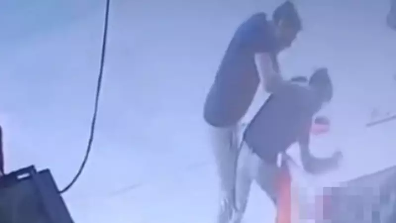 Adana'da Gece Bekçisinin Market Çırağına Şiddeti: Kameralar Yakaladı!