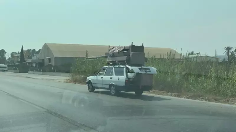 Adana'da Trafikte İnanılmaz An! Otomobilin Üzerinde Yürüyen Adam Herkesi Şaşkına Çevirdi