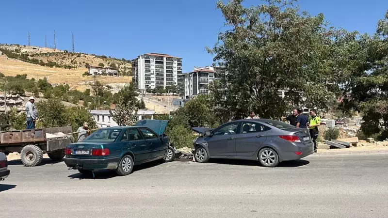 Adıyaman'da Feci Kaza! İki Araç Kafa Kafaya Çarpıştı: Yaralılar Var
