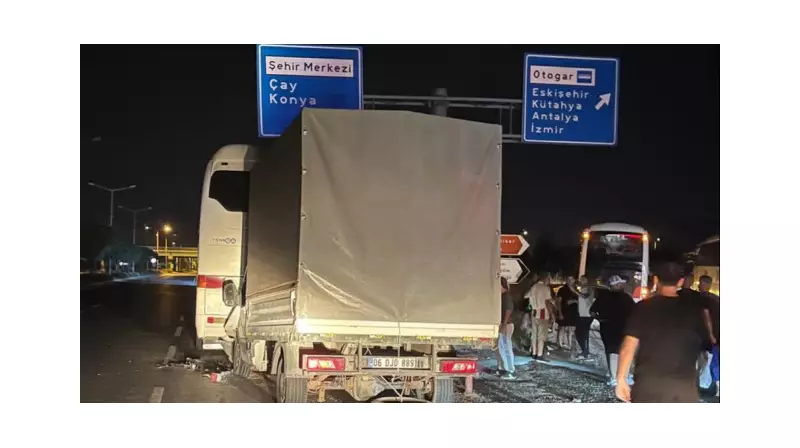 Afyonkarahisar'da Korkunç Kaza: Kamyonet Otobüse Çarptı, 7 Yaralı!