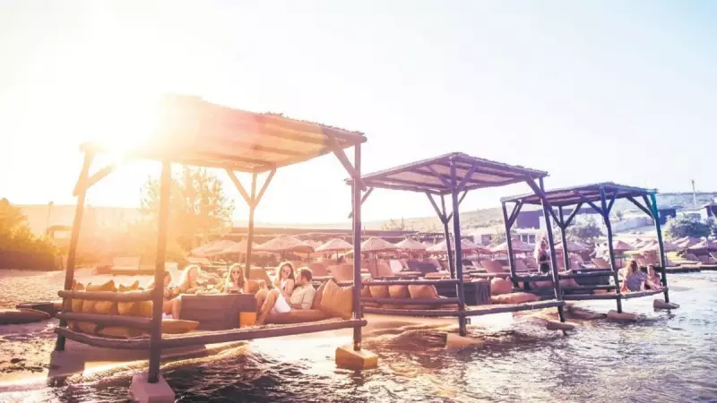 Alaçatı Plajları Artık Küçük Bir AVM Gibi: 2025 Yazının Şaşırtıcı Değişimi