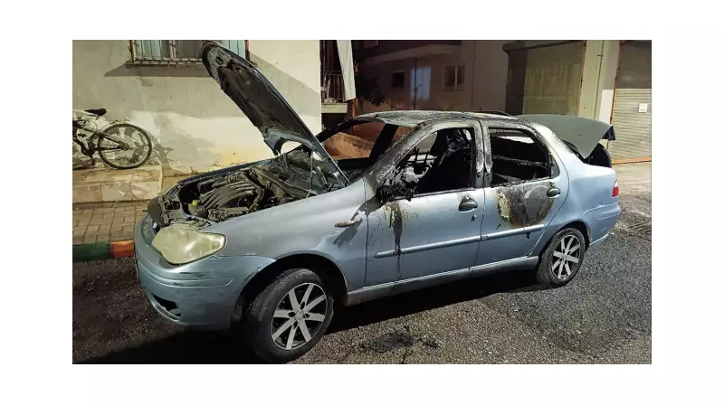 Alanya'da Park Halindeki Araç Alev Alev! Vatandaşların Çabasıyla Kontrol Altına Alındı