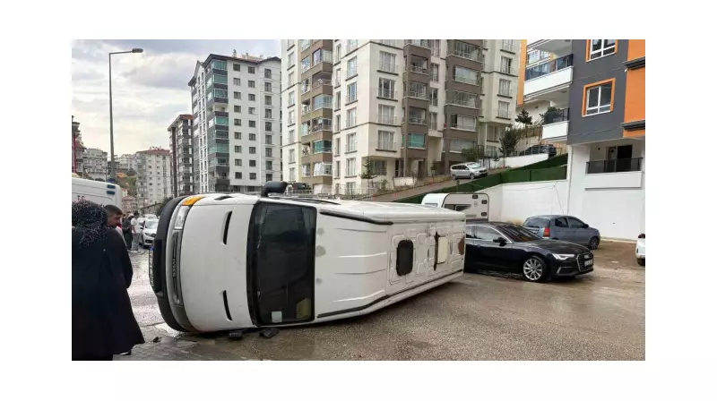 Ankara'da Minibüs Şaşırtıcı Bir Şekilde Devrildi: Sürücü Mucizevi Bir Şekilde Kurtuldu!