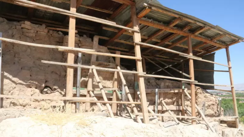 Arslantepe'de Tarihi Diriliş: Depremin Yaraları Sarılıyor, 5500 Yıllık Kale Duvarları Yeniden Hayat Buluyor!