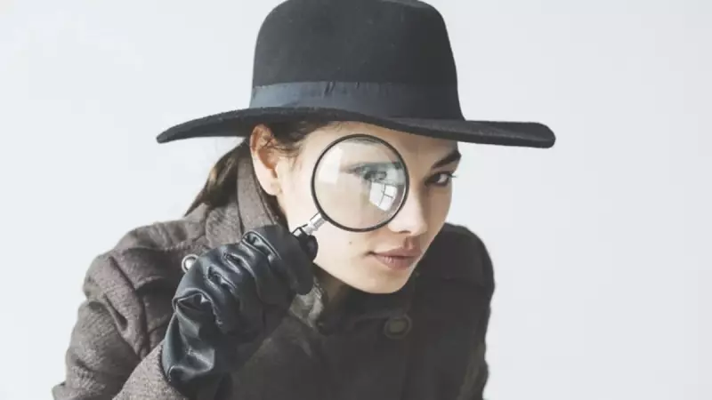 Astrologlara Göre Stalk Yapmaya En Yatkın 4 Burç: Dedektifleri Kıskandıracak Kadar İyiler!