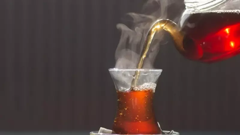 Çayı Bu Şekilde İçmek Kansere Davetiye Çıkarıyor! Uzmanlar Uyarıyor: 'Tümör Hücrelerini Uyandırıyor'
