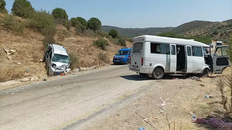 Aydın'da Korkunç Kaza: Minibüs ile Hafif Ticari Araç Çarpıştı! 3'ü Ağır 14 Yaralı
