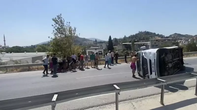 Aydın'da Turist Midibüsünde Korkutan Kaza: Araç Devrildi, 7 Yaralı!