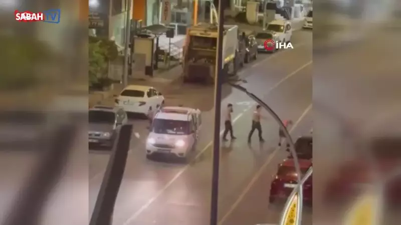 Bıçaklı Saldırgan Sokak Ortasında Araçlara Hücum Etti: Gözaltına Alındı!