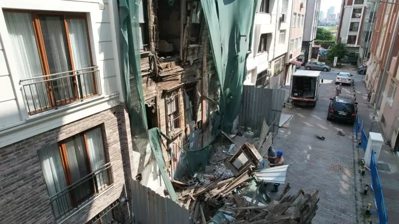 Bakırköy'de Tarihi Ahşap Bina Yıkıldı: 100 Yıllık Geçmiş Toz Duman İçinde Kaldı!