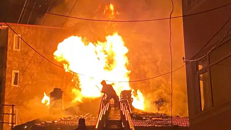 Balıkesir'de İki Ev Alevlerin Pençesinde! İtfaiye Seferber Oldu