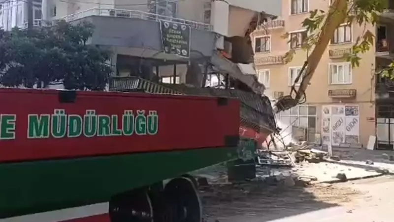 Balıkesir'in Sındırgı İlçesinde Depremde Ağır Hasar Gören Binalar Yıkılıyor!