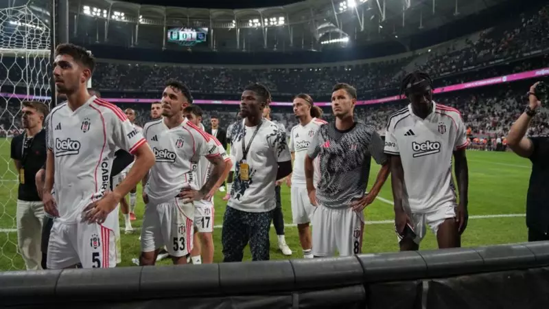 Beşiktaş Taraftarından Dolmabahçe'de Çılgın Protesto: 'Yönetim İstifa' Sesleri Yükseldi!