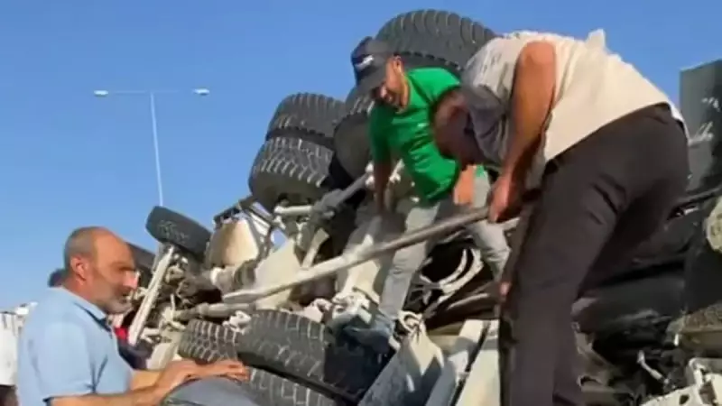 Beton Mikseri Otomobilin Üzerine Devrildi: 6 Kişi Yaralandı!