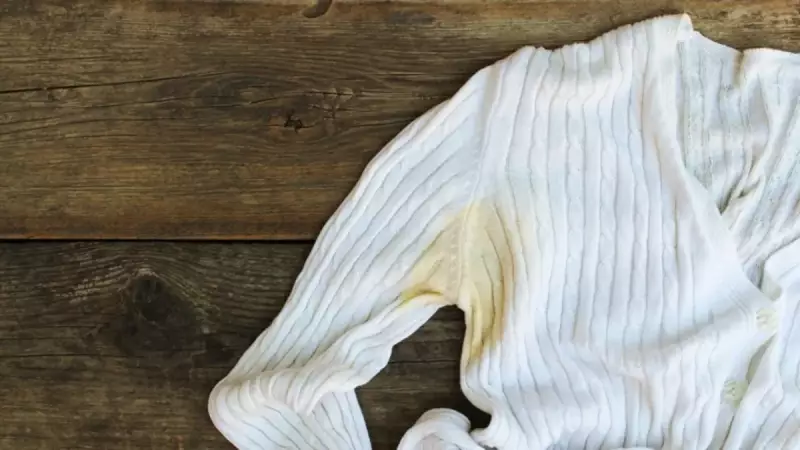 Beyaz Tişörtlerdeki Sarı Lekeler İçin Şaşırtıcı Çözüm: Mutfaktaki Bu Malzeme Kurtarıcınız Olacak!