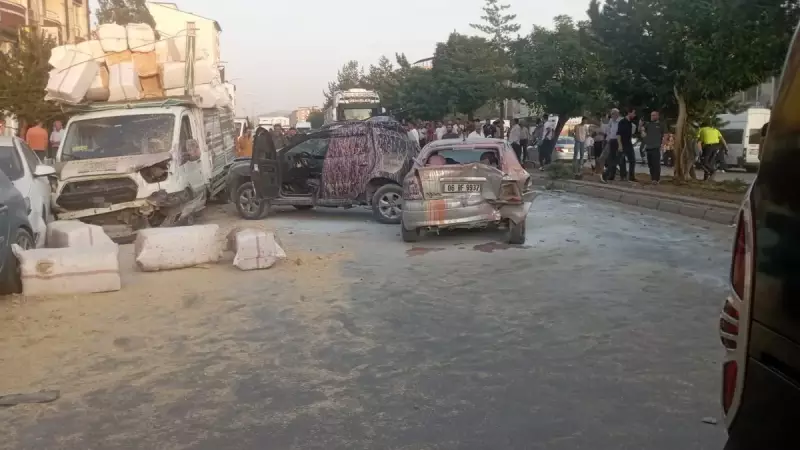 Bitlis'te Kontrolden Çıkan TIR, 8 Aracı Ezdi: Sokaklar Savaş Alanına Döndü!
