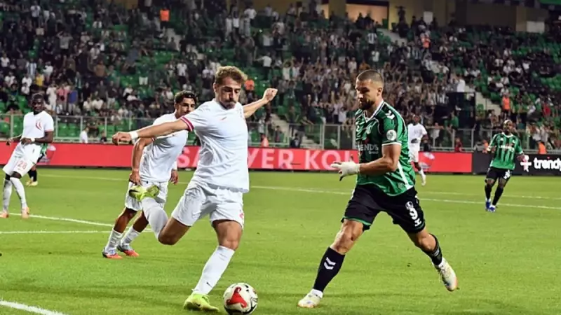 Boluspor, Sakaryaspor'u 4 Golle Geçti: Saha Adeta Bir Gol Şölenine Sahne Oldu!