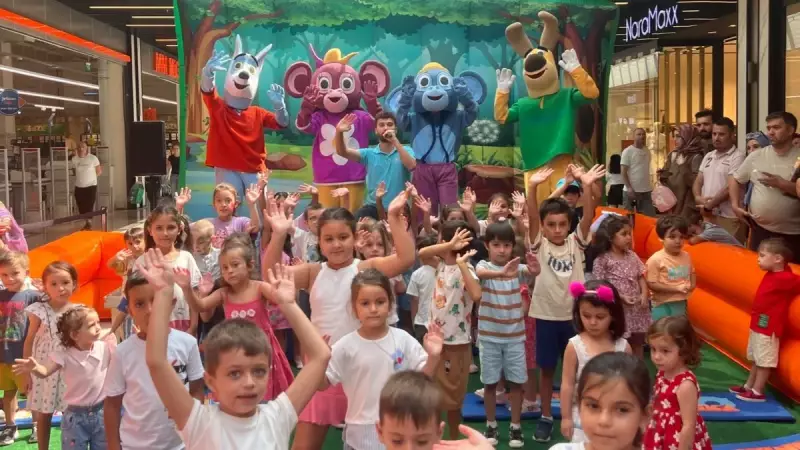 BİR ADADA BİR ARADA: Çocuk Tiyatrosunun Büyülü Dünyası İlk Gösterimde Büyük Yankı Uyandırdı!