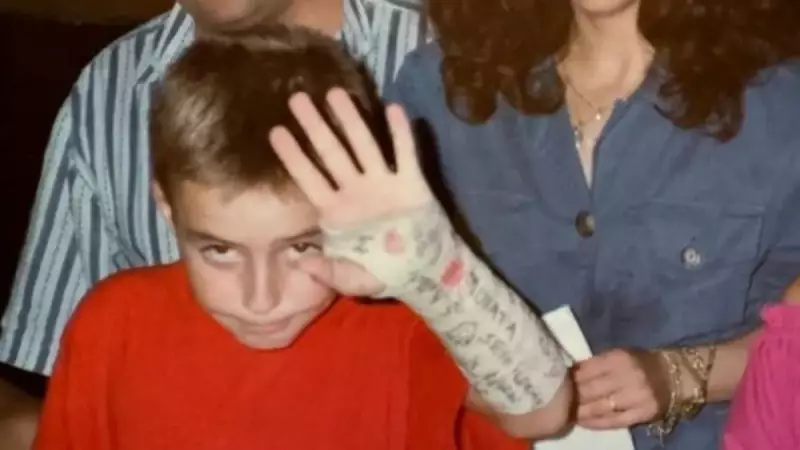 Bu Küçük Çocuğun Şimdilerde Ünlü Bir Şarkıcı Olduğuna İnanamayacaksınız!