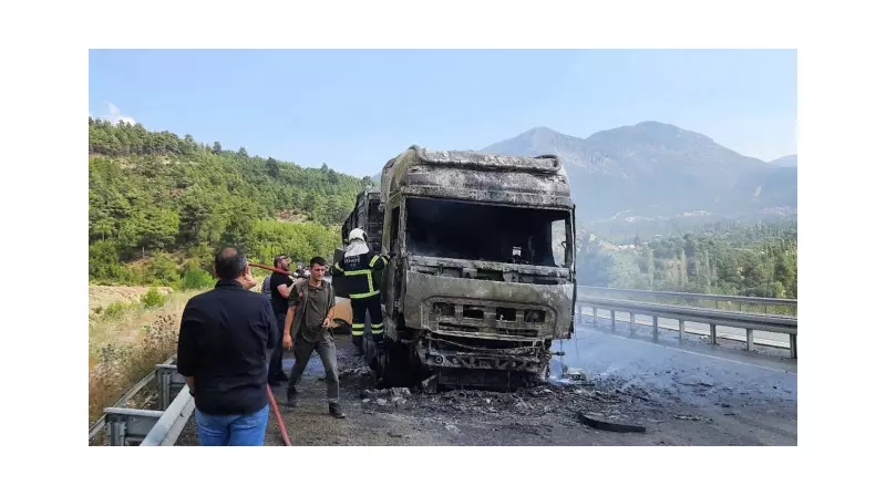Burdur'da Korkutan Anlar: Buğday Yüklü Tır Alev Alev Yanıyor!