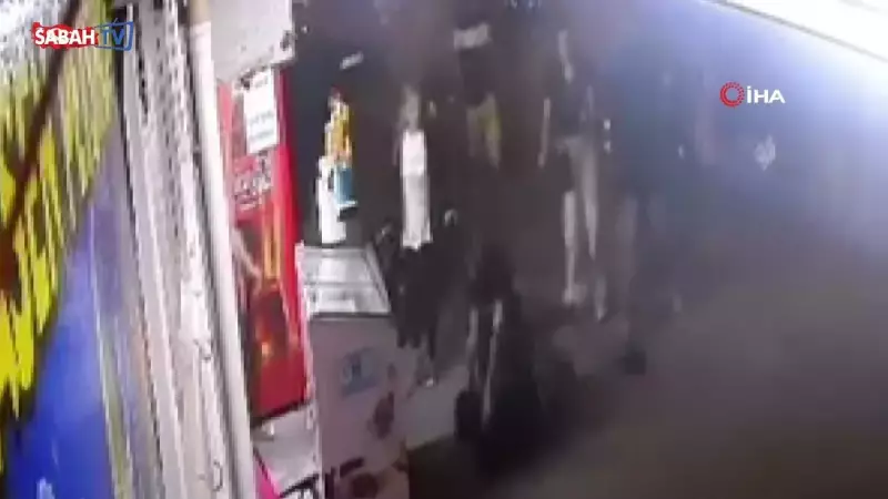 Bursa'da Dehşet Saçan Kavga: Yerdeki Adamı Tekmeleyen Kadın Görüntüleri Sosyal Medyayı Salladı!