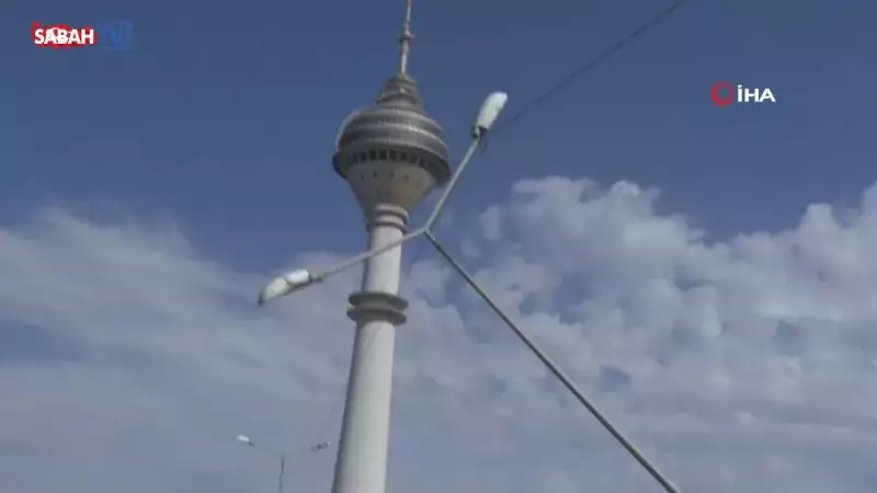 Büyükçekmece'de E-5 Karıştı! Dev Aydınlatma Direği Yıkıldı, Trafik Felç Oldu