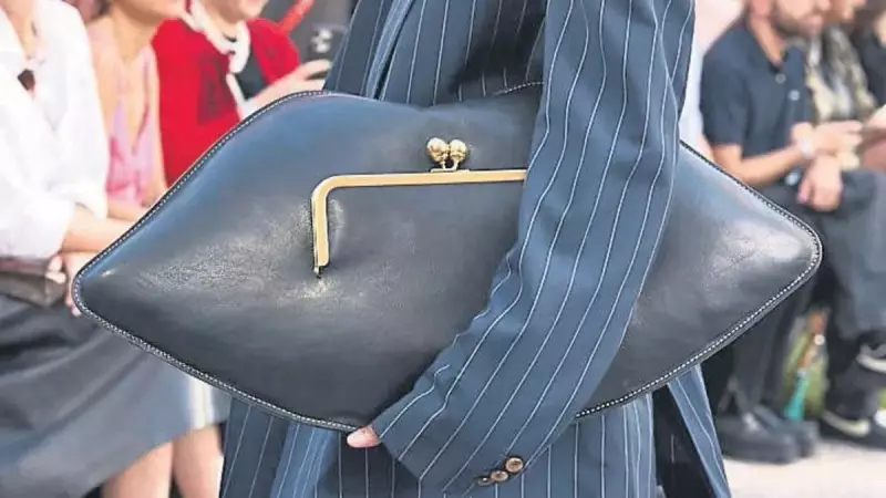 Dev Çantalar Moda Sahnesinde: Mikro Boyutların Saltanatı Sona mı Eriyor?