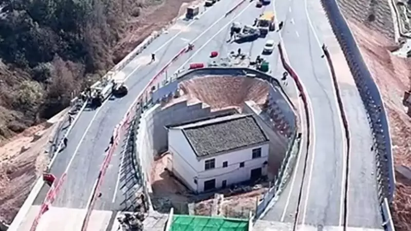 Dünyanın Konuştuğu Pembe Evin Sırrı: 'Asla Satmam' Dediği Evi Neden Terk Etti?